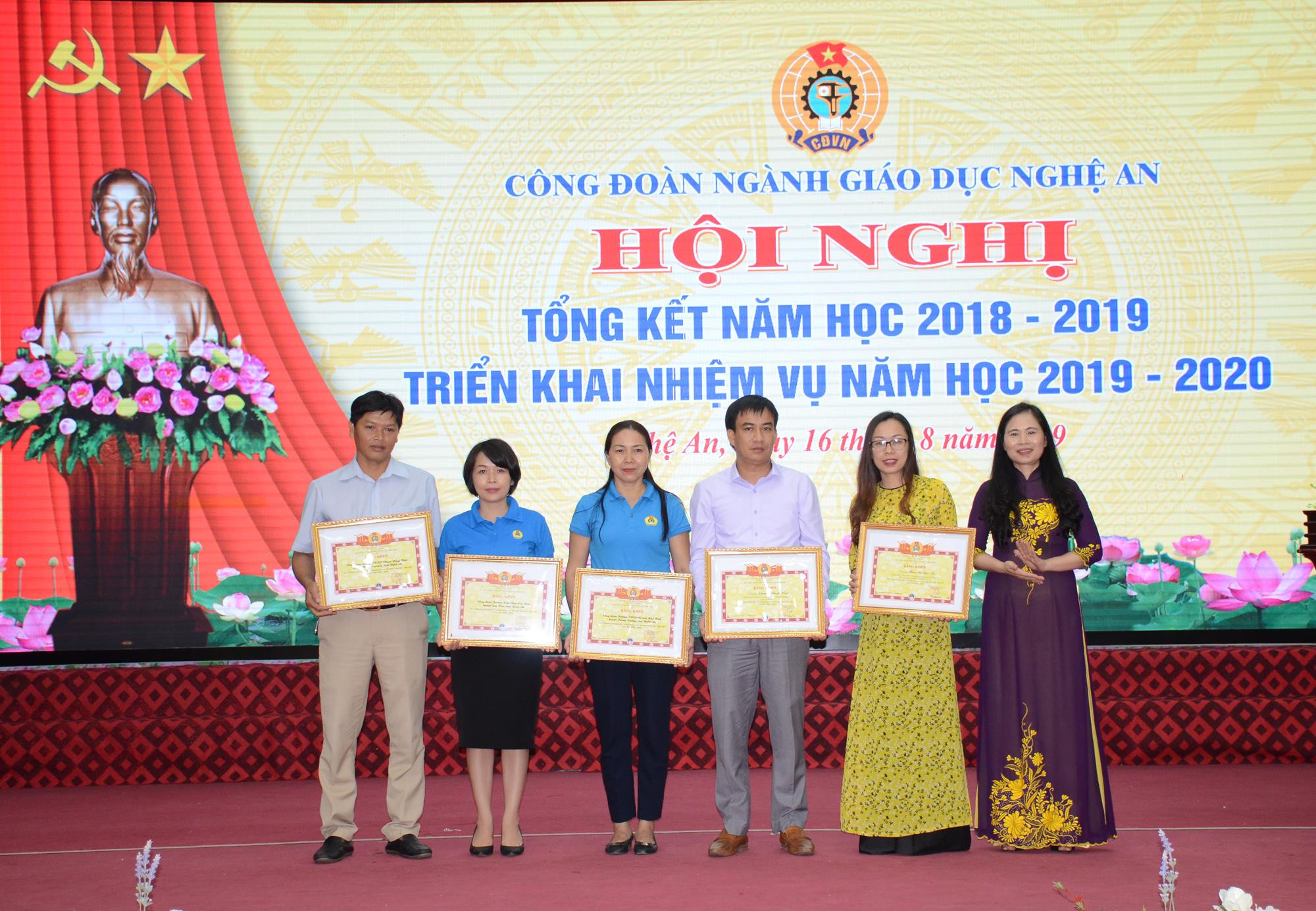 Công đoàn Giáo dục Việt Nam tặng bằng khen cho 5 tập thể cho thành tích xuất sắc trong công tác công đoàn năm học 2018-2019. Ảnh: Thành Chung
