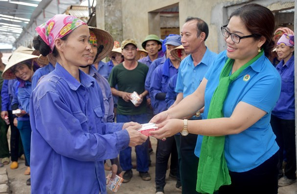Đại diện Công đoàn Viên chức Nghệ An trao sữa động viên công nhân công ty gạch gói và xây lắp Diễn Châu. Ảnh tư liệu: Thu Hương