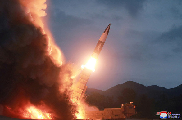 Triều Tiên vừa phóng hai vật thể được cho là tên lửa đạn đạo hôm 11-8 - Ảnh: Reuters