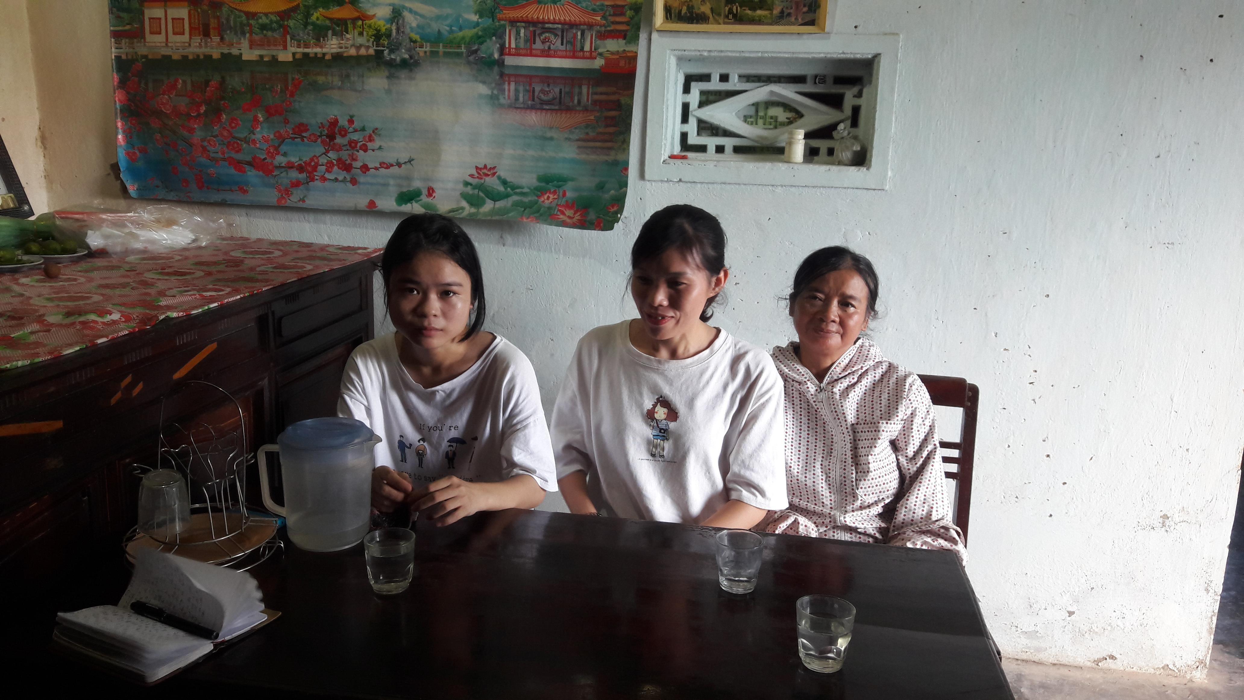 Cô giáo Chủ nhiệm (ngồi giữa) đến động viên gia đình và em Hoa để em tiếp tục đi học. Ảnh: Đức Thành