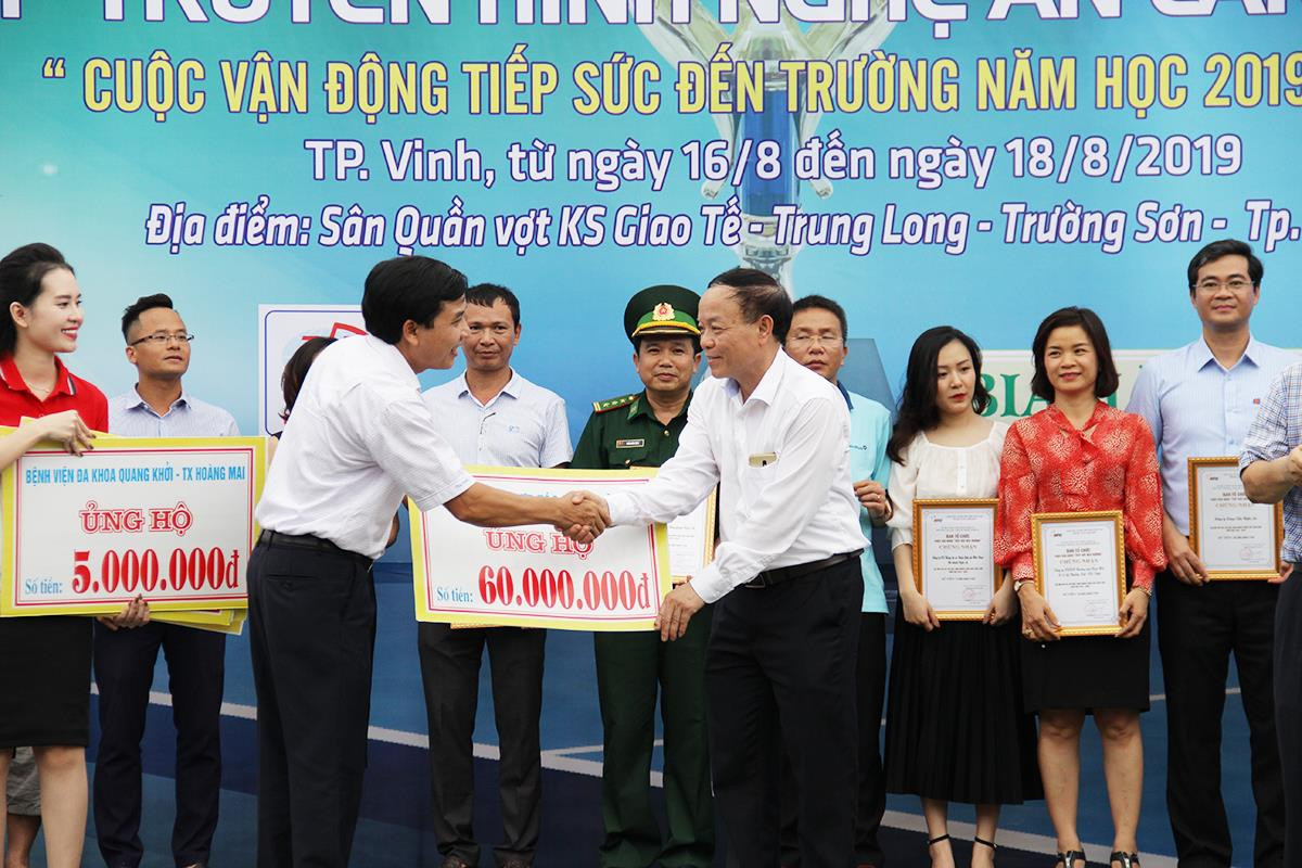 Đồng chí Nguyễn Như Khôi - Tỉnh ủy viên, Giám đốc Đài PT-TH Nghệ An tiếp nhận ủng hộ 
