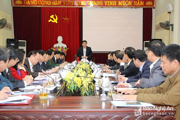 Bí thư Tỉnh ủy Nguyễn Đắc Vinh phát biểu tại buổi làm việc với BTV Thành ủy Vinh. Ảnh: Đào Tuấn