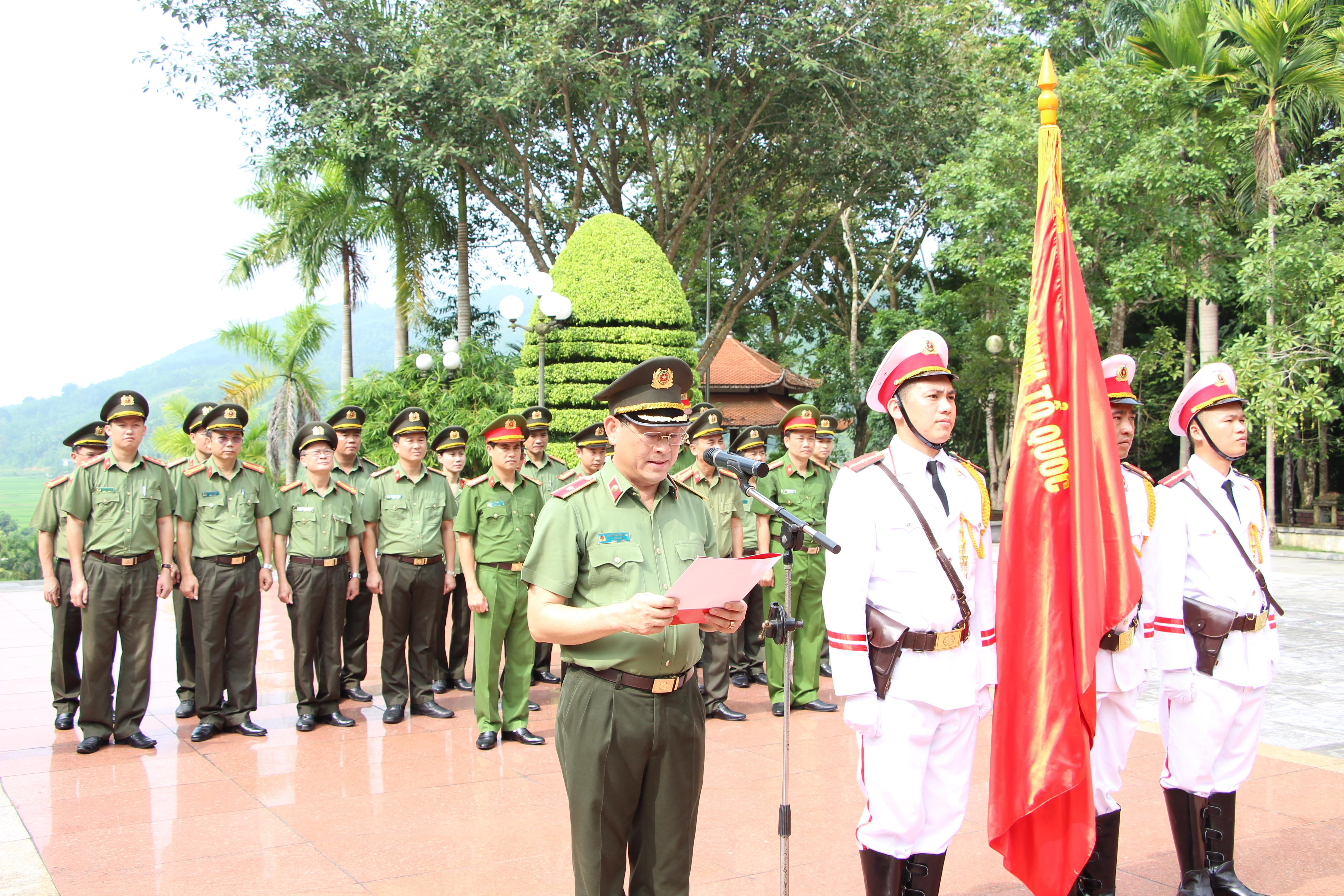 Thiếu tướng Nguyễn Hữu Cầu, Giám đốc Công an tỉnh Nghệ An dâng hương tưởng nhớ anh linh Chủ tịch Hồ Chí Minh và các liệt sỹ CAND tại khu di tích Nha Công an Trung ương.