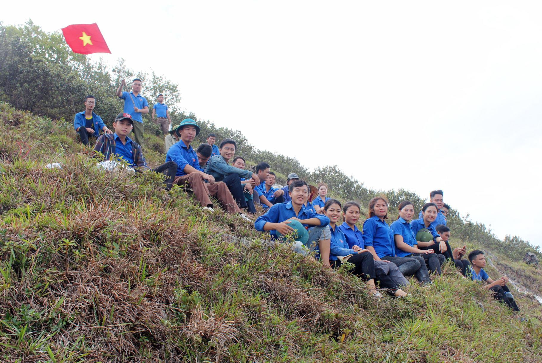 Niềm vui sau khi hoàn thành công trình của đoàn viên thanh niên huyện Hưng Nguyên