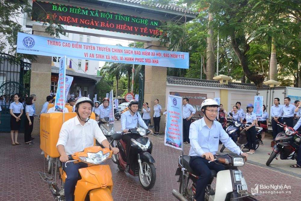 Bảo hiểm xã hội tỉnh Nghệ An tổ chức diễu hành tuyên truyền lưu động về chính sách BHXH, BHYT. Ảnh tư liệu: Thành Chung