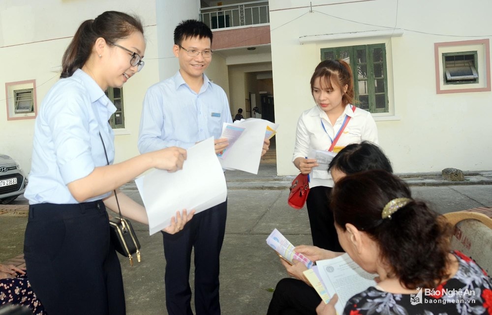 Tổ tuyên truyền trực tiếp thực hiện nhiệm vụ tại khu dân cư ở phường Hưng Dũng, thành phố Vinh. Ảnh: Thành Chung