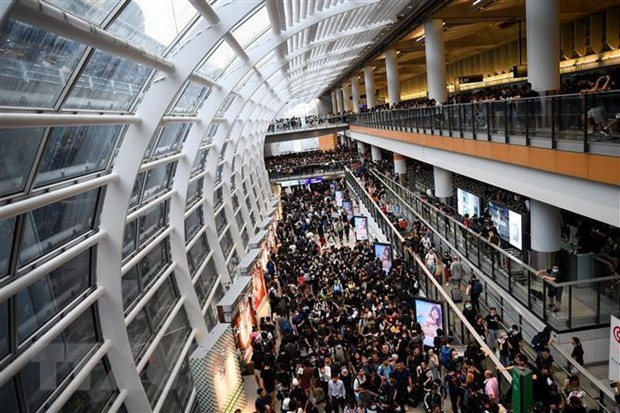 Người biểu tình tập trung tại sân bay quốc tế Hong Kong, Trung Quốc, ngày 12/8. Nguồn:  AFP-TTXVN
