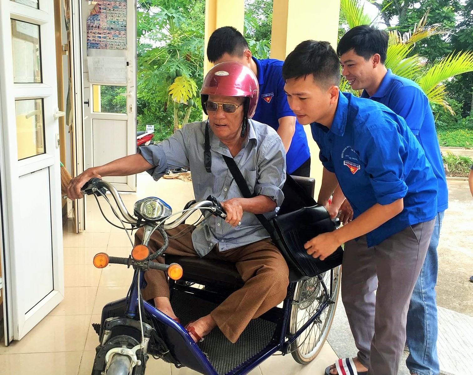 Đoàn viên thanh niên giúp các đối tượng thăm khám bệnh Ảnh: Minh Thái