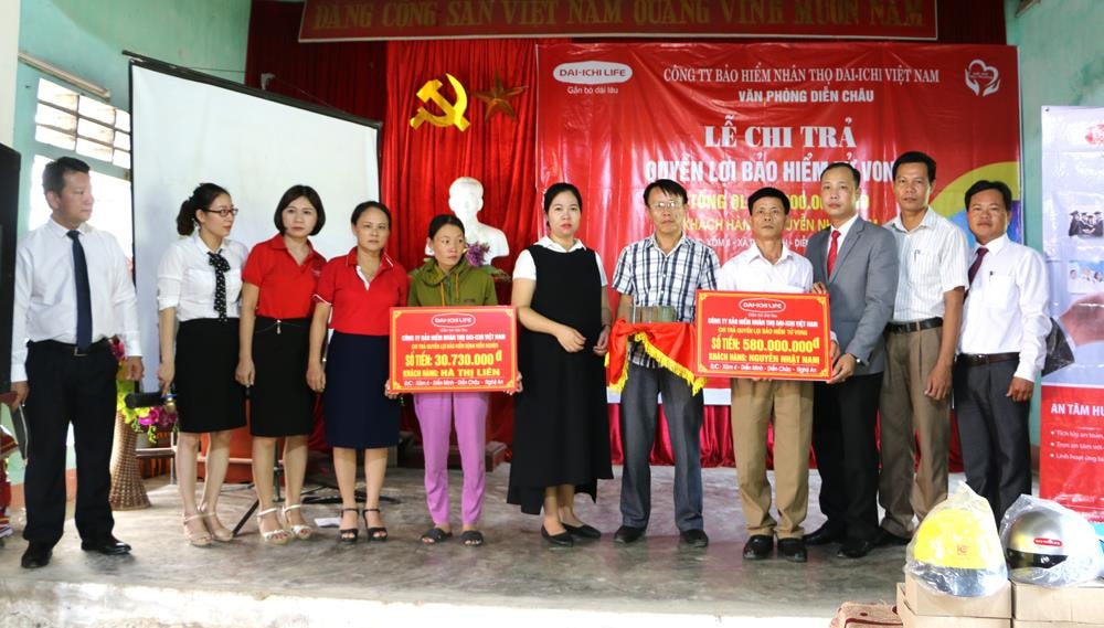 Đại diện Công ty Dai -ichi và Văn phòng Tổng đại lý Dai-ichi Diễn Châu trao số tiền hỗ trợ quyền lợi bảo hiểm cho các khách hàng không may mắn bị thiệt hại. Ảnh: Nguyễn Hải 