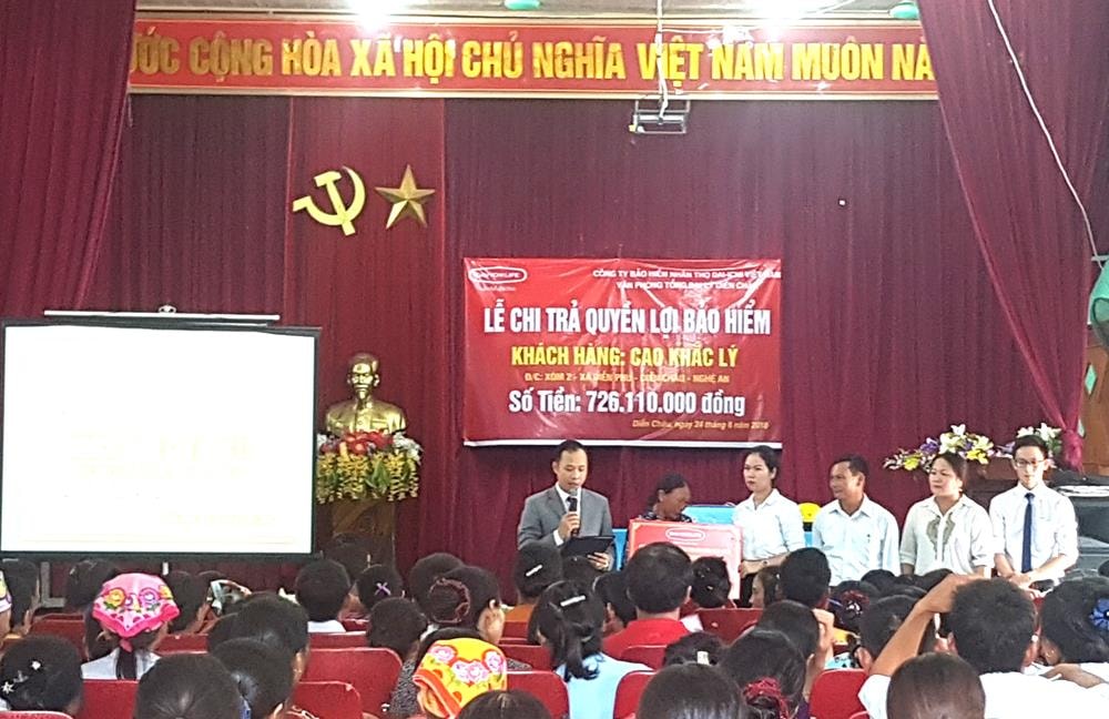 Đại diện Văn phòng Dai -ichi Diễn Châu chi trả quyền lợi cho khách hàng Cao Khắc Lý ở xóm 2, xã Diễn Phú bị tai nạn tử vong. Ảnh: Nguyễn Hải