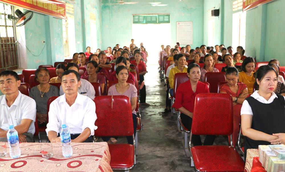 Đại diện chính quyền địa phương, Văn phòng Tổng đại lý Dai-ichi Diễn Châu và hơn 200 khách hàng dự và chứng kiến lễ chi trả quyền lợi bảo hiểm cho khách hàng. Ảnh: Nguyễn Hải
