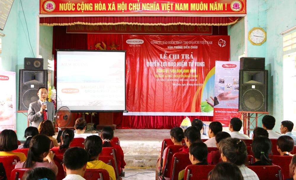 Ông Phan Thanh Sơn - Giám đốc Phát triển Kinh của của Công ty Bảo hiểm Nhân thọ Dai - ichi Nghệ An giới thiệu những ưu thế và quyền lợi cho khách hàng khi tham gia Bảo hiểm Nhân thọ Dai-ichi Life. Ảnh: Nguyễn Hải