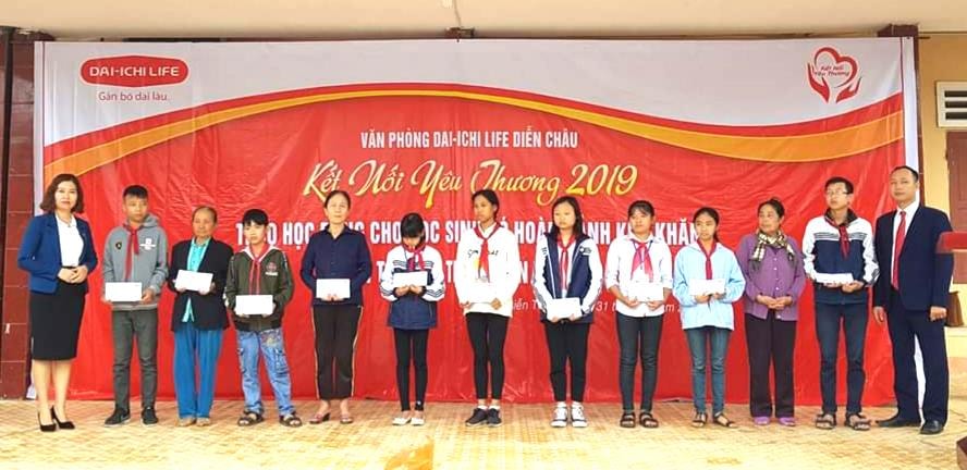 Văn phòng Tổng Đại lý Dai -ich Diễn Châu trao quà cho học sinh nghèo tại xã Diễn Thành, Diễn Châu. Ảnh: Tư liệu