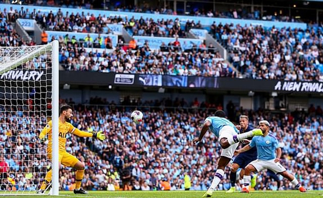  Sterling mở tỉ số  cho Man CIty trong trận đấu với Tottenham.