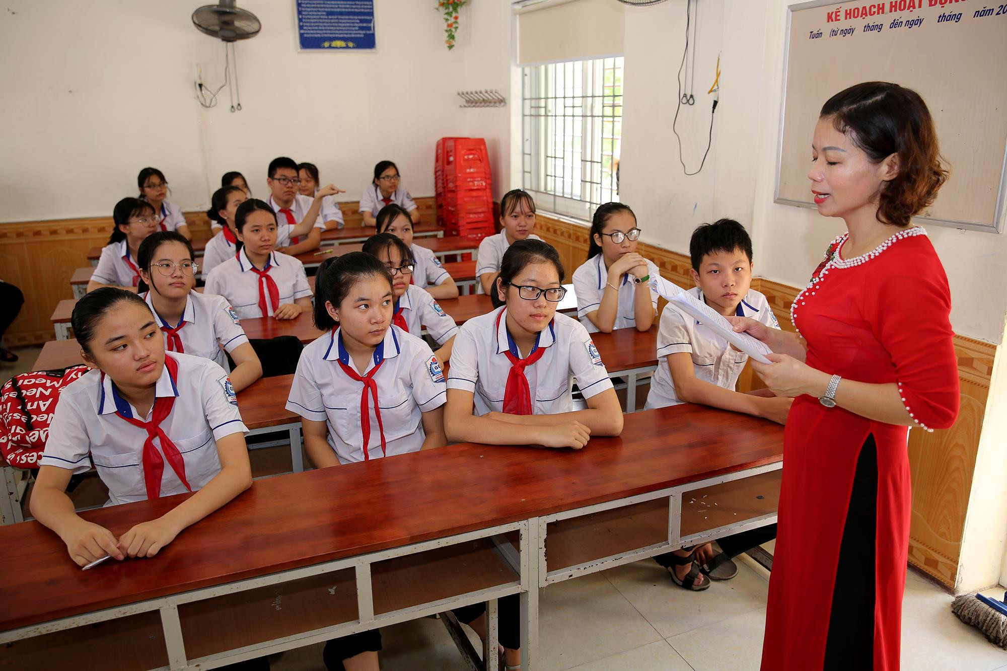 Tại TP Vinh hầu hết các trường đều tổ chức cho học sinh tựu trường vào buổi sáng. Vào ngày hôm nay, các em sẽ chính thức nhận cô, nhận lớp, ghi thời khóa biểu, danh mục các sách vở, đồ dùng thiết bị học tập cho năm học mới. Đây là năm cuối khóa của học sinh khối lớp 9 đây là năm học bản lề để các em có thể quyết định tương lai của các em. Ảnh: Đức Anh