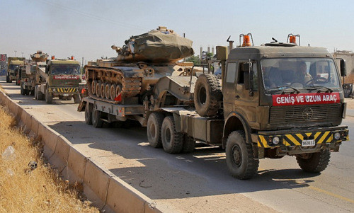 Đoàn xe Thổ Nhĩ Kỳ đi qua tỉnh Idlib hôm 19/8. Ảnh: AFP.