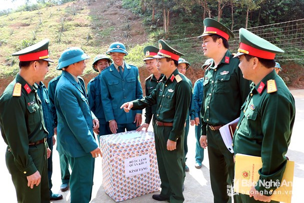 Thiếu tướng Nguyễn Doãn Anh - Tư lệnh Quân khu 4 hỏi thăm, tặng quà dân quân thường trực xã Na Ngoi, Kỳ Sơn, Nghệ An. Ảnh tư liệu: Hồ Việt