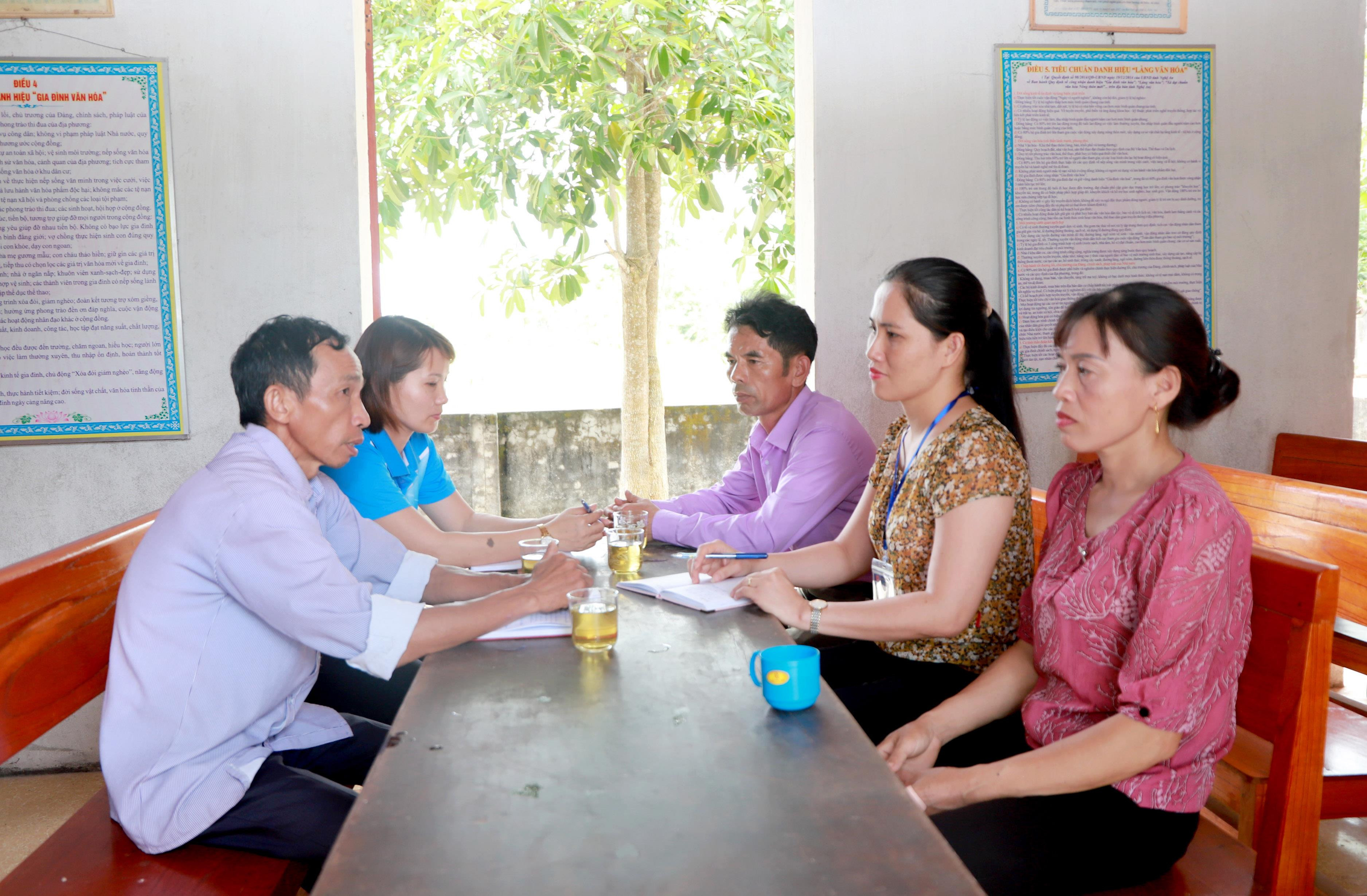 Lãnh đạo Đảng ủy xã Bồi Sơn, huyện Đô Lương trao đổi với cấp ủy, ban cán sự xóm 1 về công tác phát triển đảng viên. Ảnh: Thành Duy