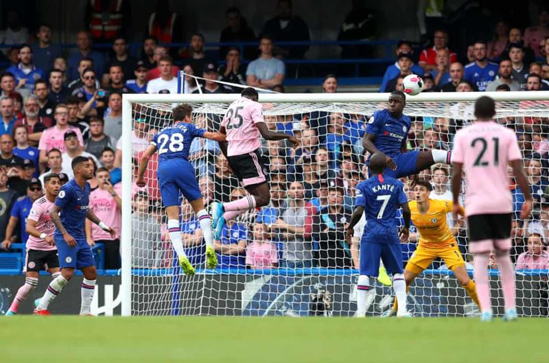 Wilfried Ndidi lập công chuộc tội, gỡ hòa cho Leicester. (Ảnh: Getty)