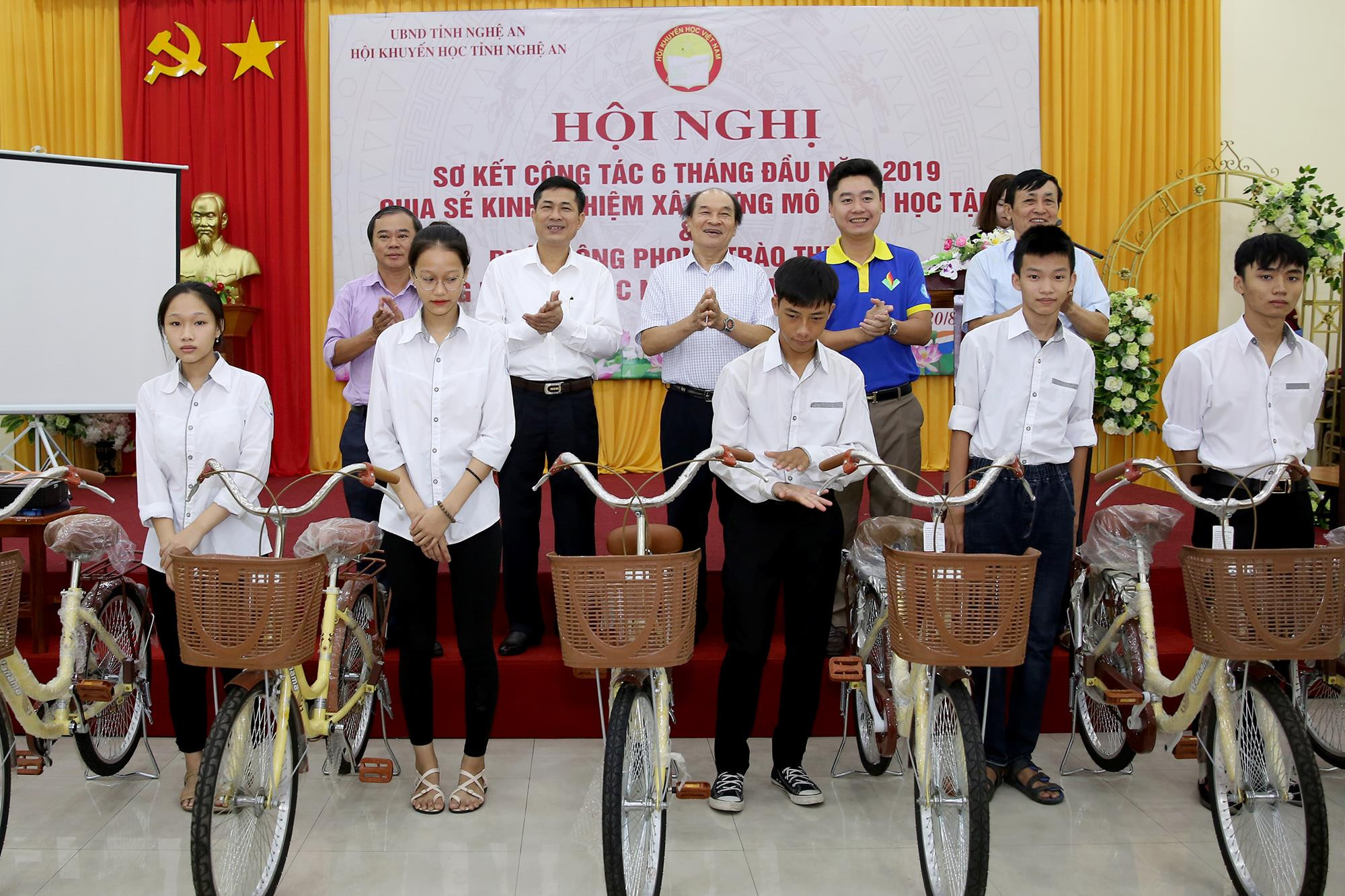 Hội khuyến học Nghệ An trao 15 xe đạp cho các em học sinh nghèo có hoàn cảnh khó khăn vươn lên học giỏi. Ảnh: Đức Anh