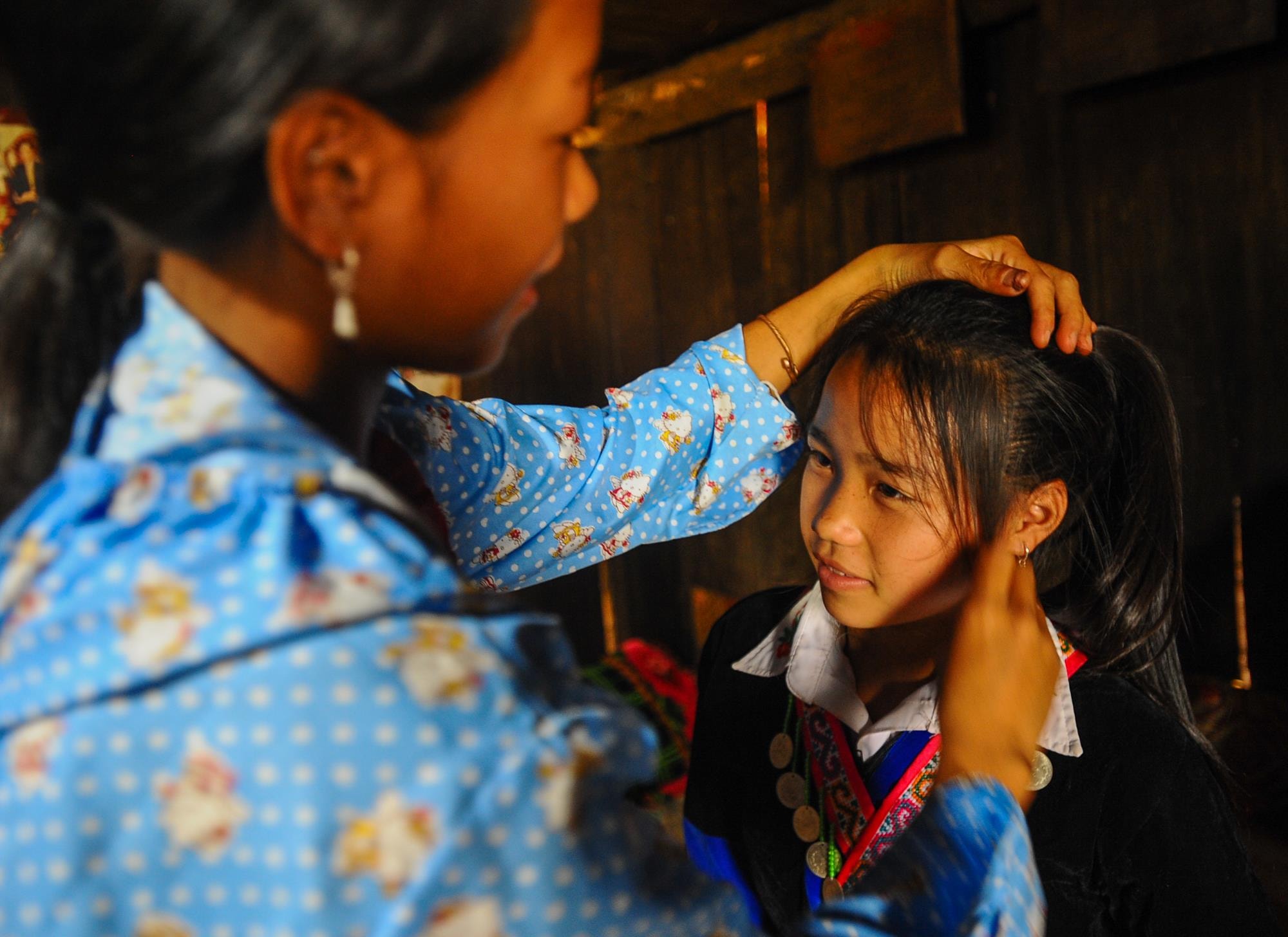 Ngày mốt tựu trường, Y Xia háo hức mong chờ...Mẹ, cha Y Xia nhìn con âu yếm, yêu thương. Trong ánh mắt đó có nỗi lo lắng không biết con mình sẽ xuống học cái ăn cái ở nội trú thế nào, có nỗi lo lắng của công việc mùa rẫy đang bận rộn.