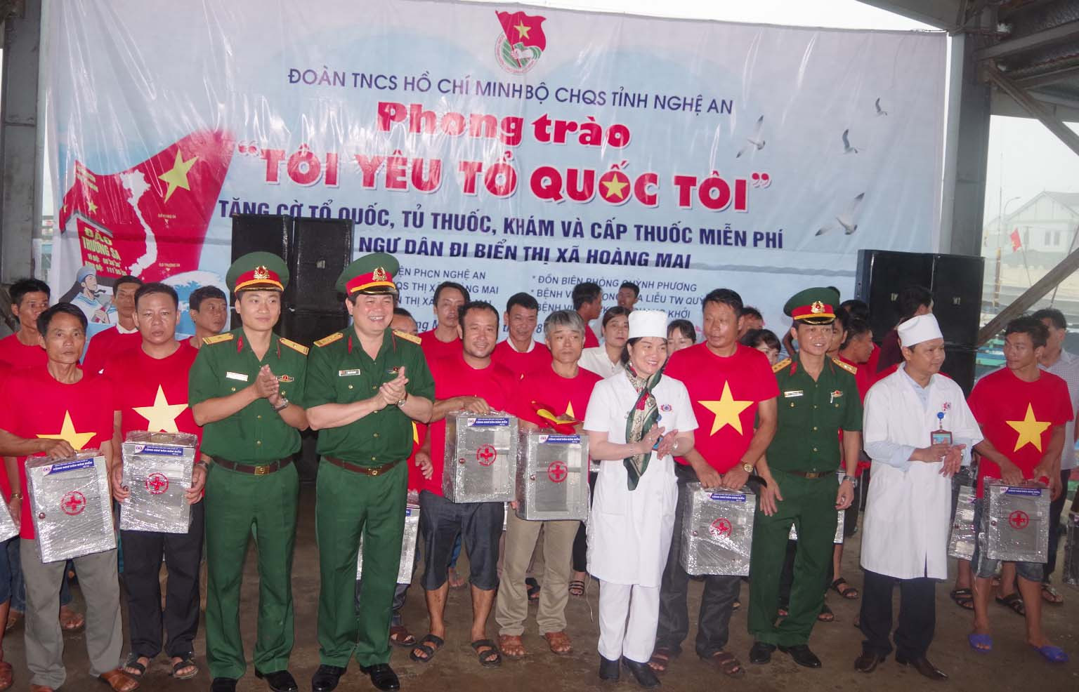Bộ CHQS tỉnh và Bệnh viện PHCN tỉnh tặng 30 tủ thuốc y tế cho ngư dân thị xã Hoàng Mai