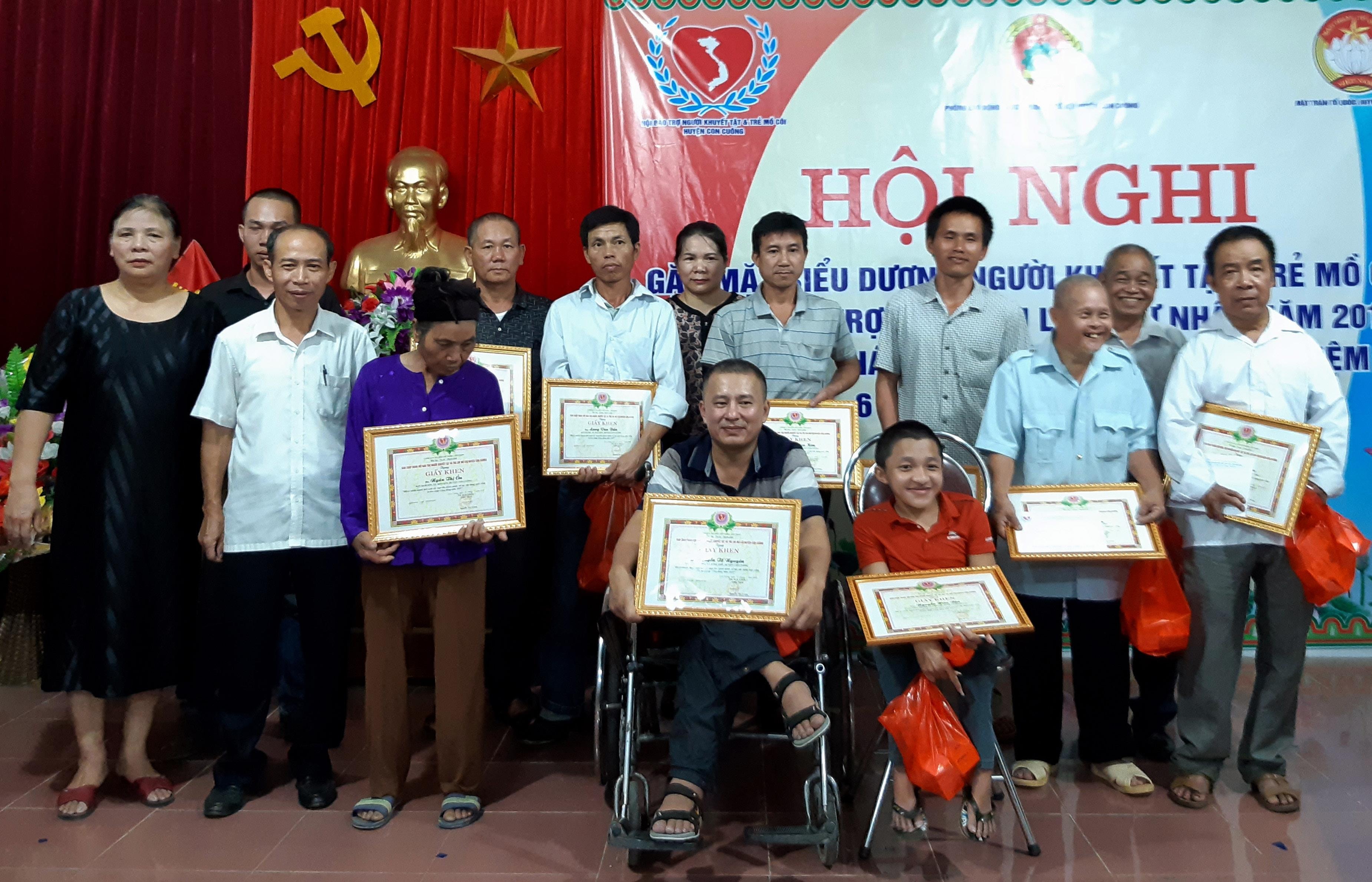Biểu dương khen thưởng và tặng quà cho người khuyết tật tiêu biểu