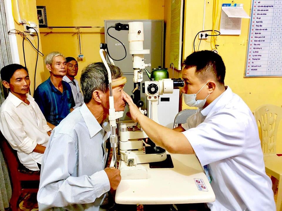 Khám mắt miễn phí cho người cao tuổi ở xã Nghĩa Hợp