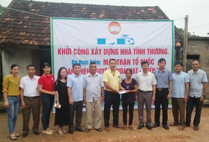 Trao quà cho mẹ con chị Nguyễn Thị Liễu