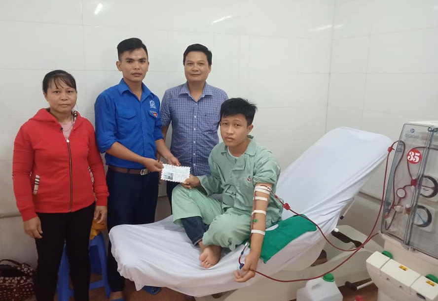 xã Tiên Kỳ trao số tiền hỗ trợ cho gia đình em Nguyên