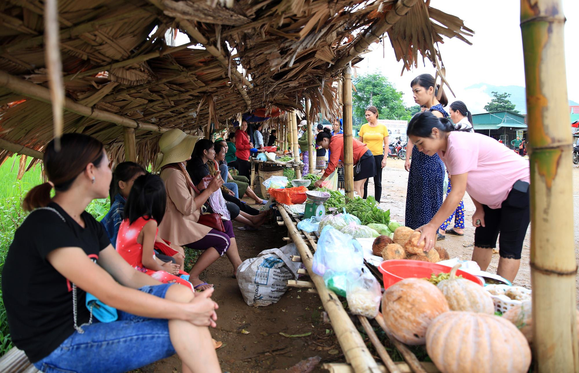 Khu chợ ở trung tâm xã Tri Lễ cách trung tâm huyện Quế Phong 30km. Nơi đây có những sạp hàng dựng bằng tre nứa tạm bợ và chu yếu phục vụ nhu cầu các xóm bạn lân caanhj trung tâm xã.