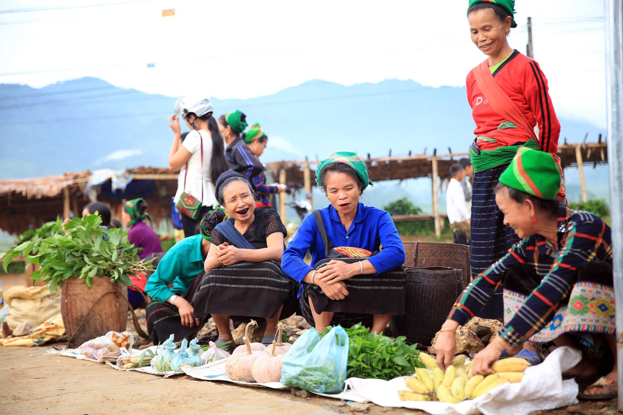 Người bán hàng chủ yếu cũng từ các xóm bản người Thái lân cận. Chợ họp từ sáng sớm cho đến tối mịt và luôn rôm ra tiếng nói cười. 