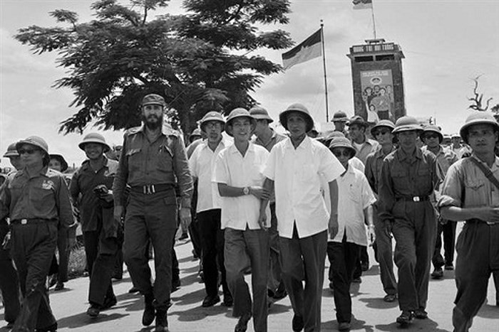 Thủ tướng Phạm Văn Đồng và đồng chí Fidel Castro, Bí thư thứ nhất Ban Chấp hành Trung ương Đảng Cộng sản Cuba, Thủ tướng Chính phủ Cách mạng Cuba thăm thị trấn Đông Hà (Quảng Trị) bị chiến tranh phá hủy, đang được khôi phục lại (tháng 9-1973). Ảnh tư liệu: TTXVN