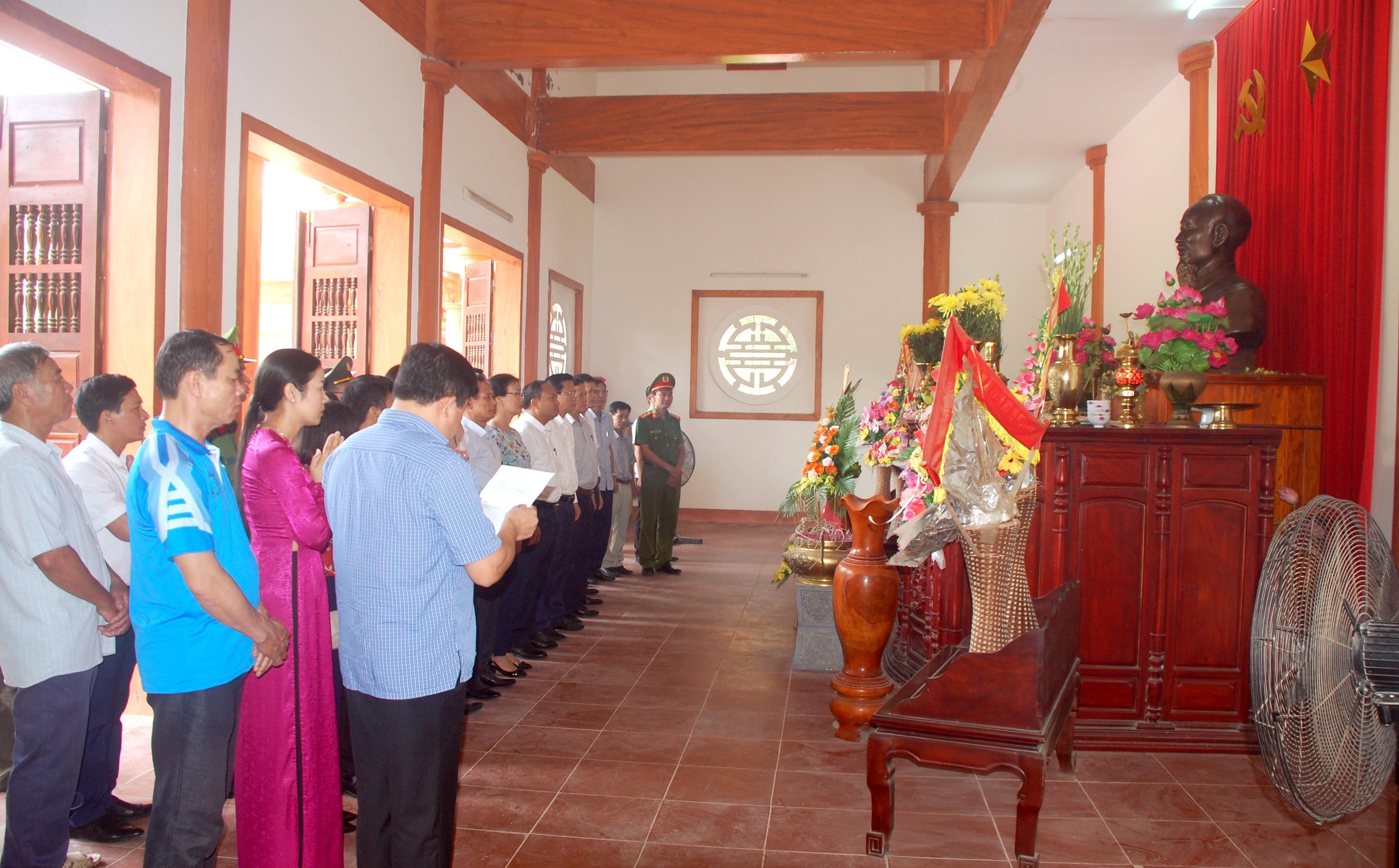 Huyện Yên Thành tổ chức lễ dâng hương tưởng nhớ công ơn Chủ tịch Hồ Chí Minh. Ảnh: Anh Tuấn