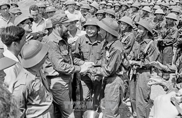 Chủ tịch Cuba Fidel Castro với các chiến sỹ đoàn Khe Sanh, Quân Giải phóng Trị Thiên Huế, trong chuyến thăm vùng giải phóng Quảng Trị, ngày 15/9/1973. Ảnh tư liệu: TTXVN