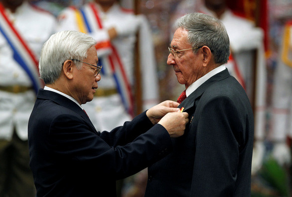 Tổng Bí thư Nguyễn Phú Trọng tặng Chủ tịch Raul Castro Ruz Huân chương Sao vàng. Ảnh: Reuters