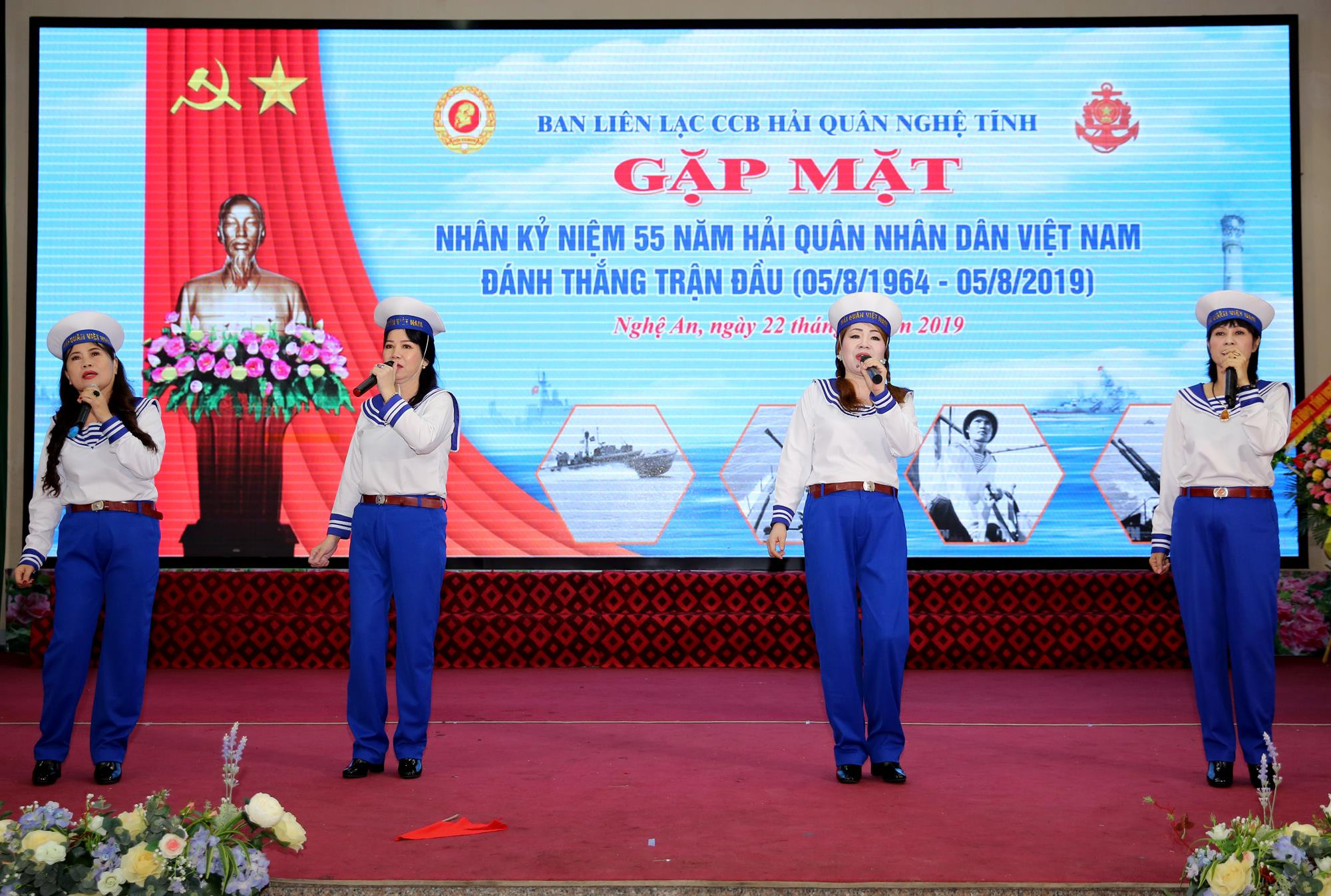 Tiết mục văn nghệ chào mừng buổi gặp mặt. Ảnh: Đức Anh