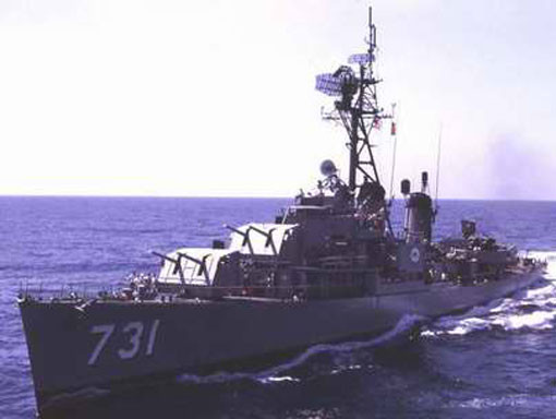 Trúng ngư lôi của Hải quân Nhân dân Việt Nam, tàu Khu trục Ma – đốc của Mỹ phải tháo chạy. Ảnh tư liệu
