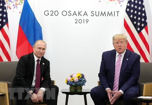 Tổng thống Mỹ Donald Trump người đồng cấp Nga Vladimir Putin tại cuộc gặp ở Osaka, Nhật Bản ngày 28/6. (Ảnh: THX/TTXVN)