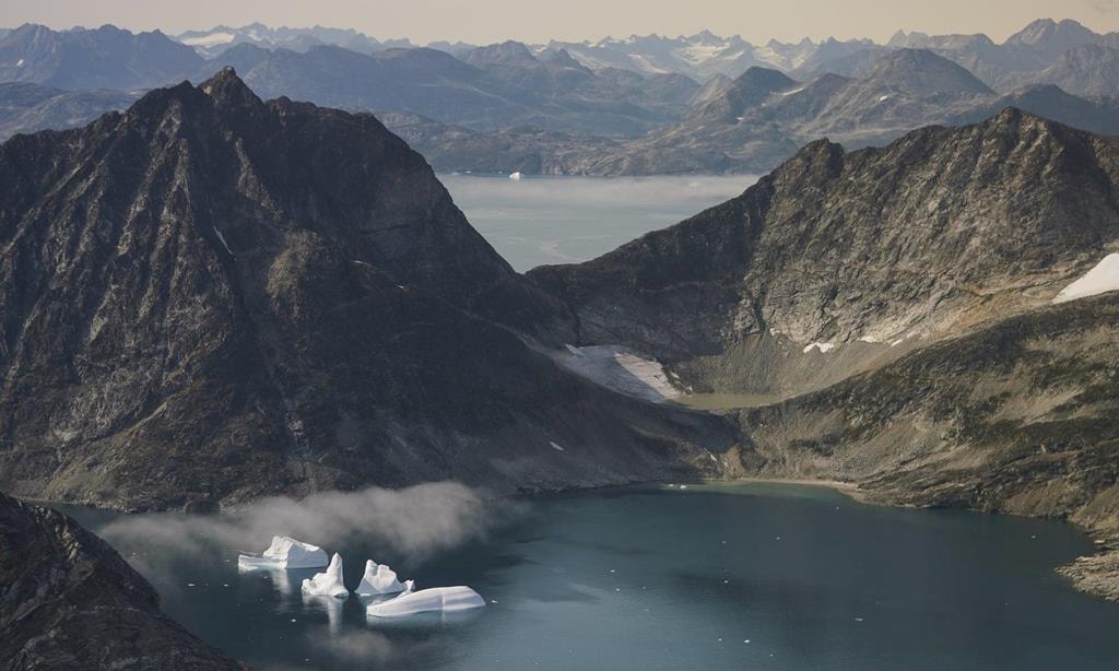 Những tảng băng trôi ở Greenland. Ảnh: AP.