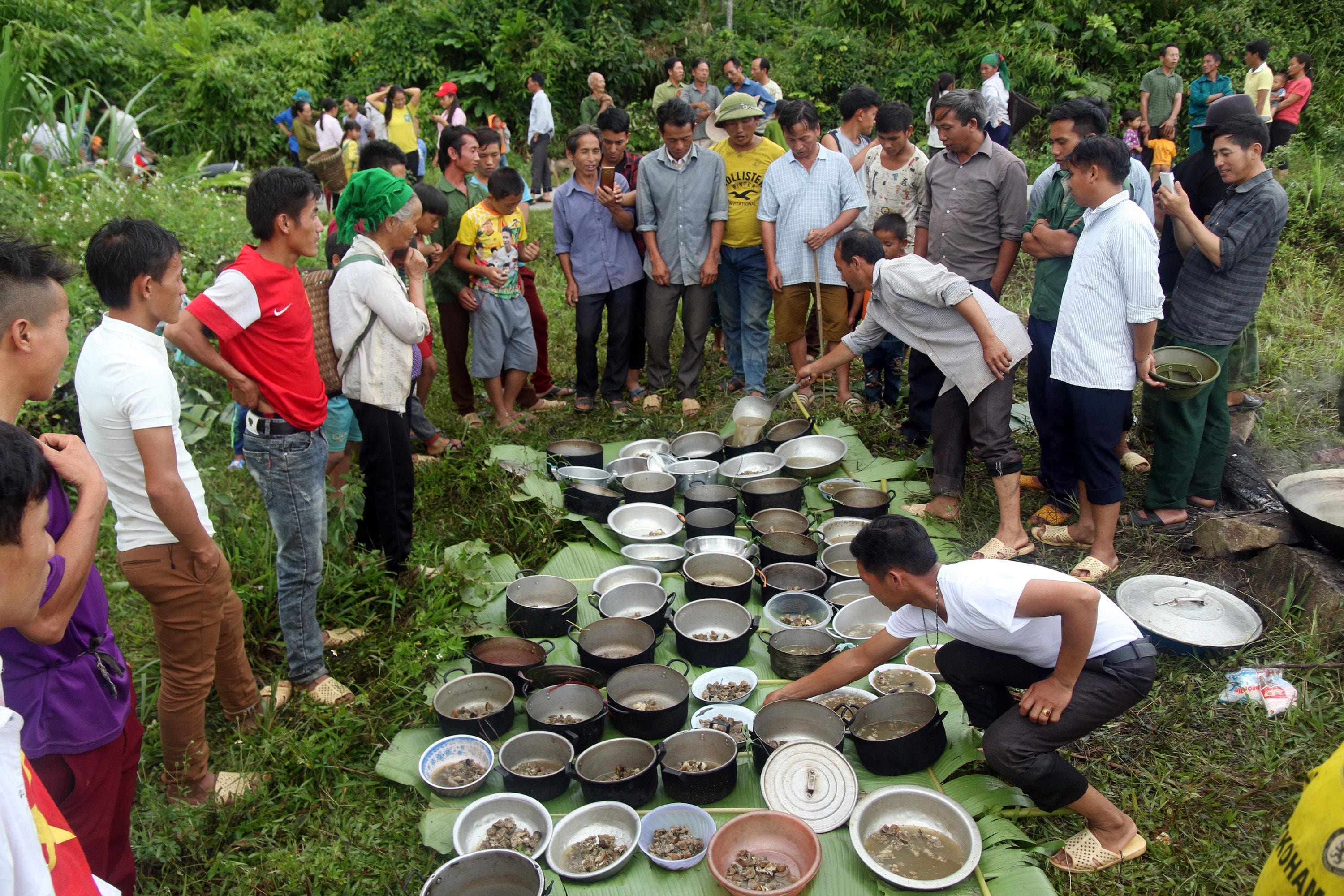 Sau lễ cúng là phần thú vị nhất của ngày lễ. Người ta tìm đến một bãi trống trong khu rừng gần bản và mở tiệc. Bất cứ ai trong họ cũng phải đến đây để ăn uống và gặp mặt nhau.