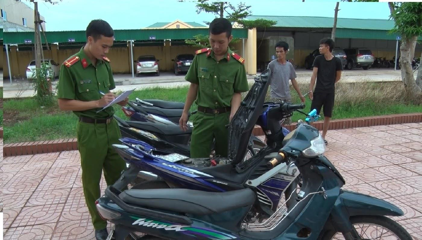 Công an huyện Yên Thành kiểm tra các xe máy bị lấy trộm. Ảnh: Đức Vũ