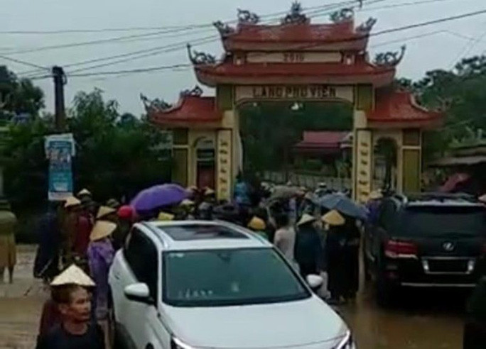Hình ảnh hàng trăm người dân vây nhóm côn đồ phá cổng làng