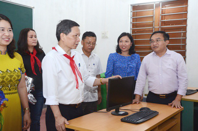Cán bộ Kiểm toán nhà nước trao 22 máy tính cho trường học tại xã Trung Sơn. Ảnh: Mai Hoa
