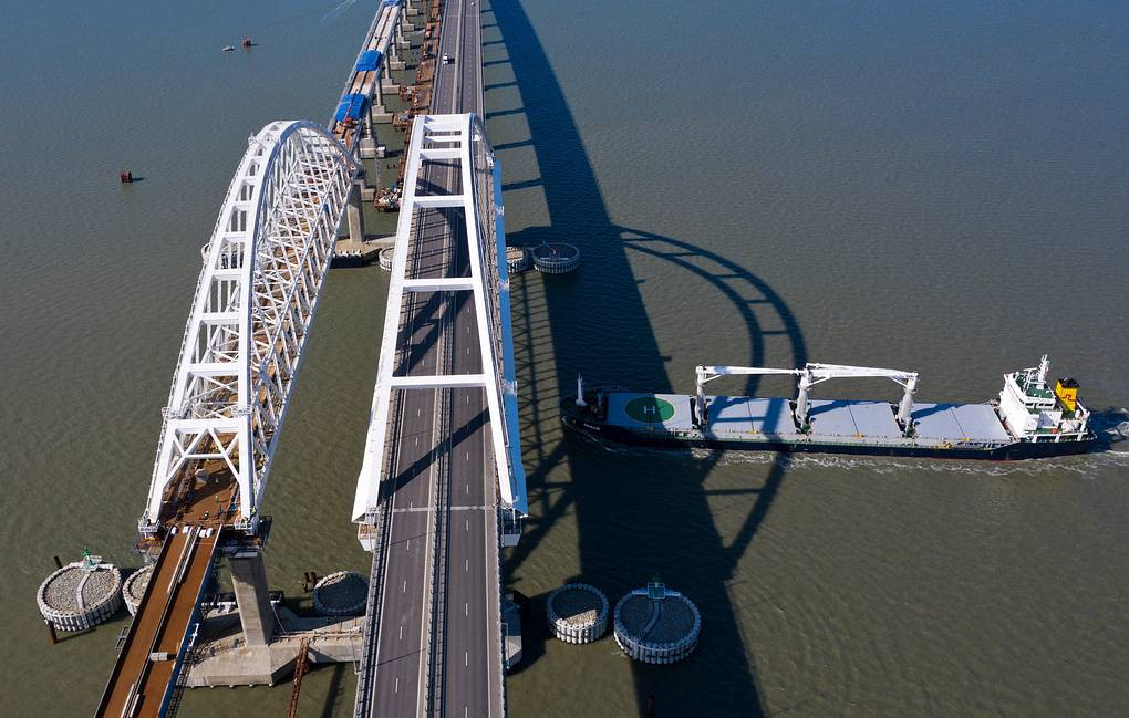 Cầu đường sắt Crimea được thi công song song với cầu đường bộ Crimea, bắc qua Eo biển Kerch, nối liền Crimea với Nga. Ảnh: TASS