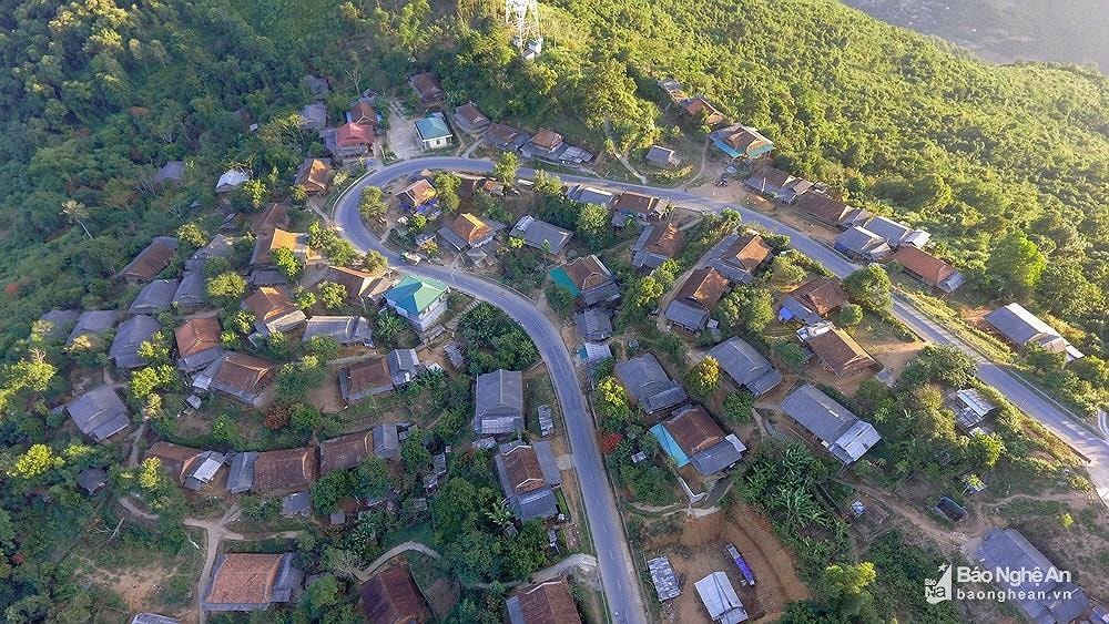 Nghệ An cũng tiên phong xây dựng đề án xây dựng nông thôn mới ở khu vực biên giới. Năm 2018, Đề án xây dựng nông thôn mới được thực hiện trên địa bàn 27 xã khu vực biên giới tỉnh Nghệ An được Chính phủ phê duyệt. 27 xã trong đề án gồm: Nậm Cắn, Tà Cạ, Bắc Lý, Mỹ Lý, Na Loi, Đoọc Mạy, Keng Đu, Mường Típ, Mường Ải, Na Ngoi, Nậm Càn (Kỳ Sơn); Tam Quang, Tam Hợp, Nhôn Mai, Mai Sơn (Tương Dương) ; Môn Sơn, Châu Khê (Con Cuông); Thông Thụ, Hạnh Dịch, Tri Lễ, Nậm Giải (Quế Phong); Phúc Sơn (Anh Sơn) ; Hạnh Lâm, Thanh Thủy, Thanh Đức, Thanh Sơn, Ngọc Lâm (Thanh Chương). Ảnh tư liệu: Sách Nguyễn