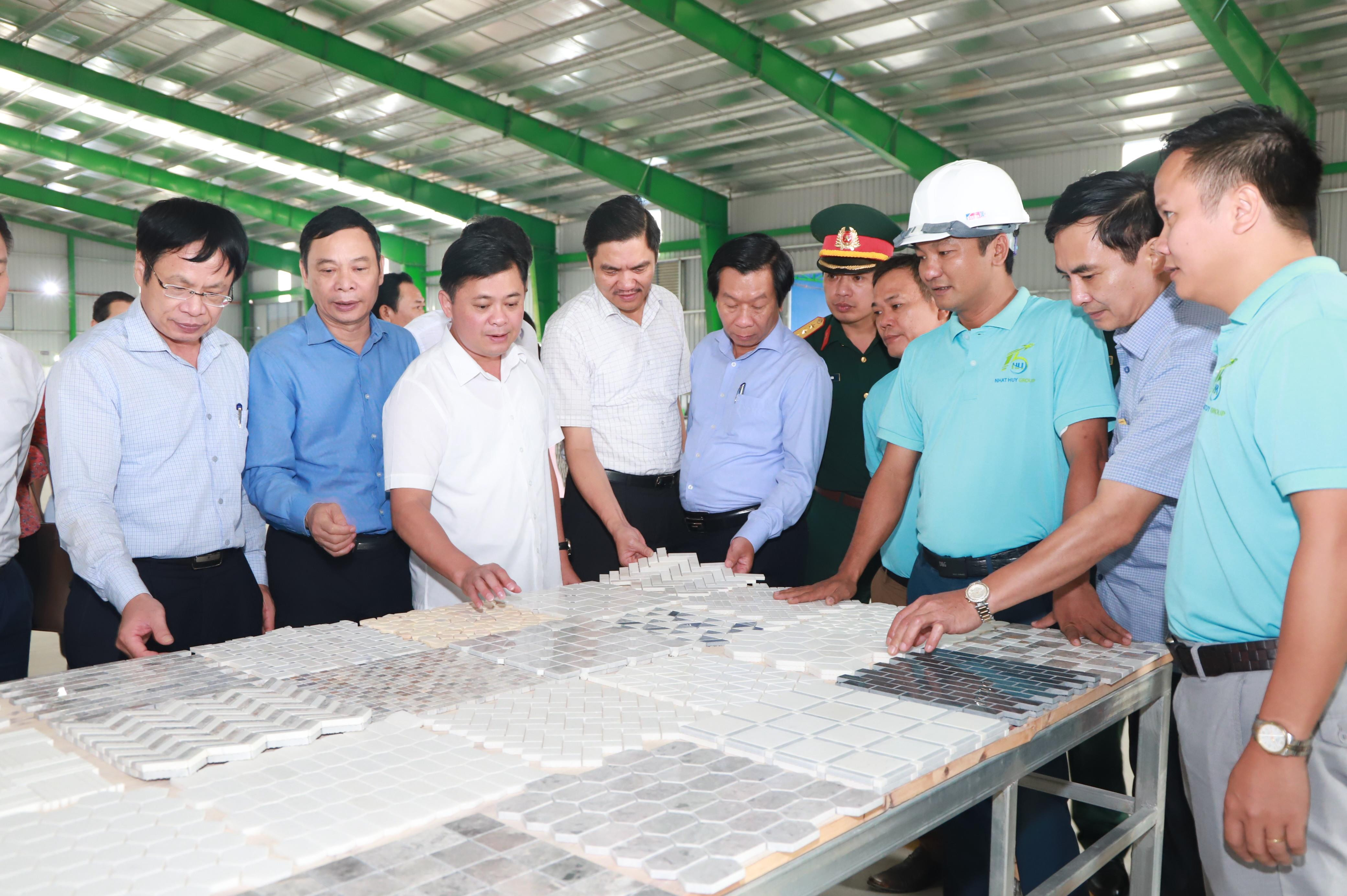 Chủ tịch UBND tỉnh Thái Thanh Quý nghe giới thiệu về quy trình sản xuất tại Nhà máy sản xuất đá Viet Home Stone JSC đóng tại Khu Công nghiệp nhỏ Nghĩa Long, huyện Nghĩa Đàn. Ảnh Thành Duy