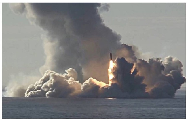 Một đợt phóng tên lửa từ tàu ngầm của Nga /// Chụp màn hình TASS