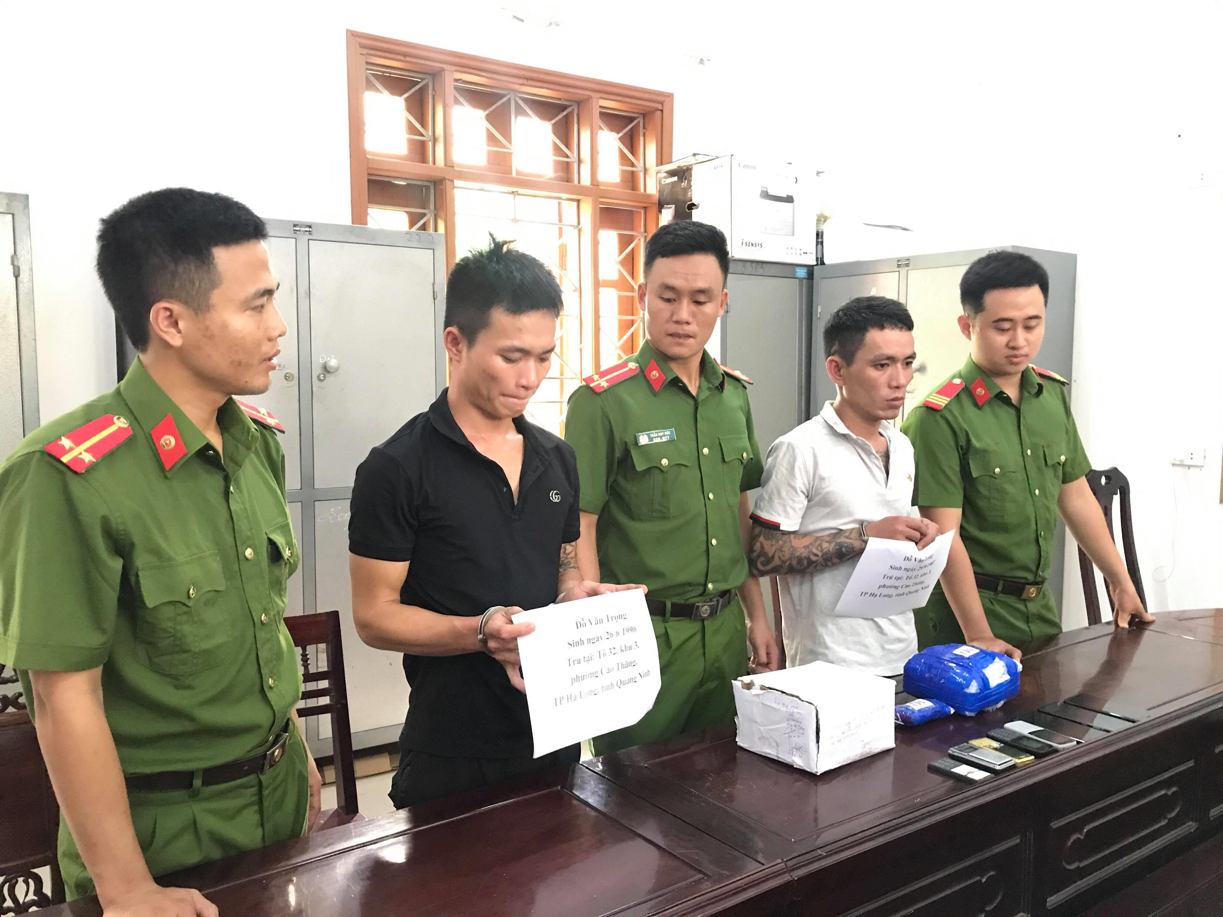 Hai đối tượng cùng tang vật tại cơ quan Công an huyện Nghĩa Đàn. Ảnh: Minh Thái