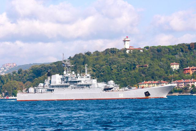 Tàu đổ bộ Nga chở xe tăng đi qua eo biển Bosphorus, Thổ Nhĩ Kỳ. Ảnh: Yoruk Isik 